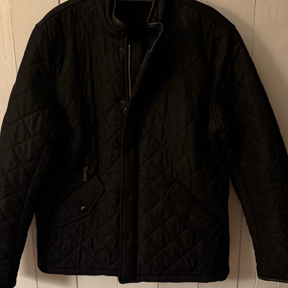 Barbour Quilted Jacket - blends outdoor functionality with a refined look. - Picture 4 of 10